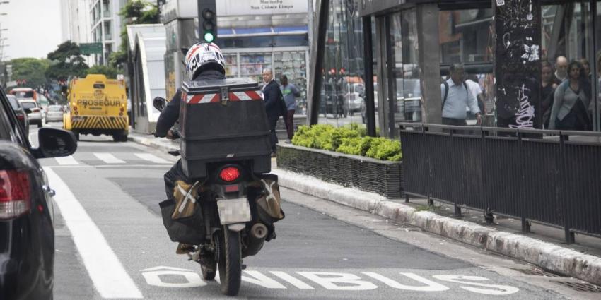 São Paulo quer regular aplicativos de entregas para salvar motoboys.