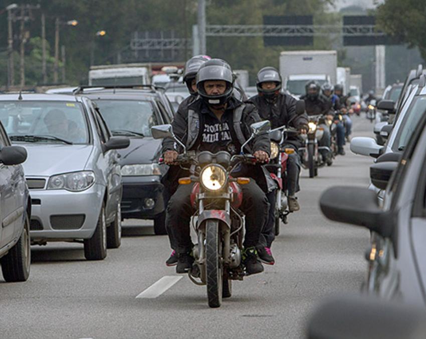 Prefeitura proíbe motos na Marginal Pinheiros.